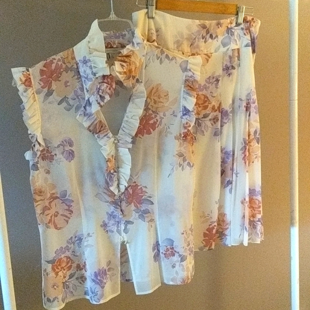St. John couture silk two-piece set sleeveless blouse and a line pleated skirt